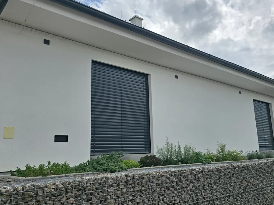 Vonkajšie žalúzie — bungalov s gabionom