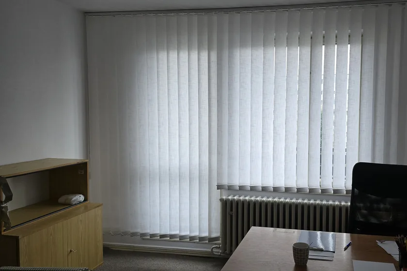 Vertikálne žalúzie na širokom okne v pracovni
