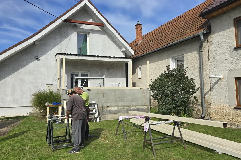 Príprava a meranie profilov pred montážou zastrešenia terasy