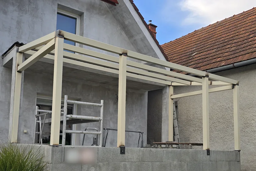 Hotová nosná konštrukcia zastrešenia terasy