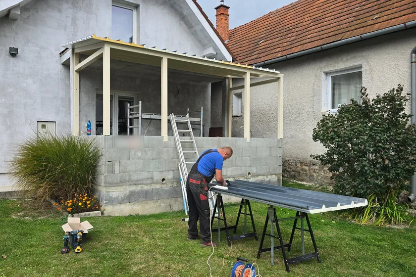Príprava strešných panelov priamo na mieste montáže